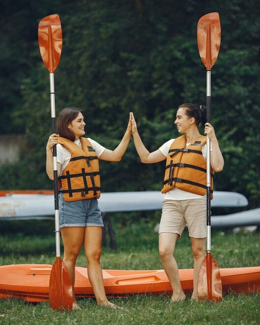 Canoeing or paddling with friends or family on the rivers from Vendée to Apremont or La Chaize Giraud